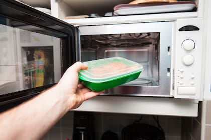 Los más aptos son los recipientes de porcelana, loza, barro y cerámica.