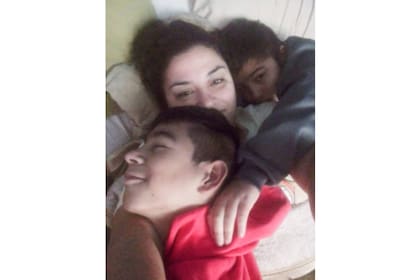 Los más chiquitos, Eli y Joaquín, con Marisela cuando hacía poco habían formado una familia