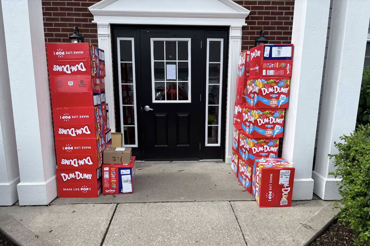 Los más de 50.000 chupetines que llegaron a la casa de Holly LaFavers; los compró su hijo Liam en Amazon