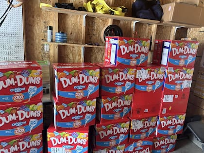 Los más de 50.000 chupetines que llegaron a la casa de Holly LaFavers; los compró su hijo Liam en Amazon