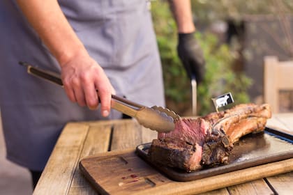 Los más destacados son la bistecca al whisky (con 45 días de maduración en cámara, envuelta en un lienzo de algodón), el T-bone madurado –de 650 gramos–, y el bife de chorizo sin hueso, madurado al vacío.