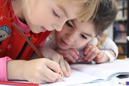 Los más pequeños perfeccionan la escritura en los colegios (Foto: Pixabay)