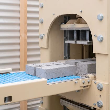 Los materiales de desecho se filtran y clasifican meticulosamente en un centro de producción en el centro de Gent antes de ser prensados en su forma y tamaño especificados.