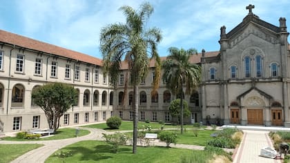 Los materiales para la construcción fueron traídos desde Francia en barco, ferrocarril y carreta, hasta llegar a Florida que entonces era un paraje casi deshabitado.