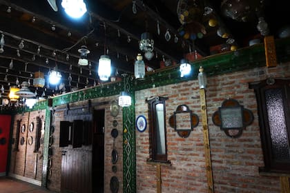 Los materiales para levantar las construcciones los consiguió en remates, ferias y tiendas de antigüedades: rieles de ferrocarril, escoria de fundición, maderas del viejo puerto de La Boca, tablones del antiguo estadio de Argentinos Juniors (hoy son “el Puente Sin Fin”), etc.