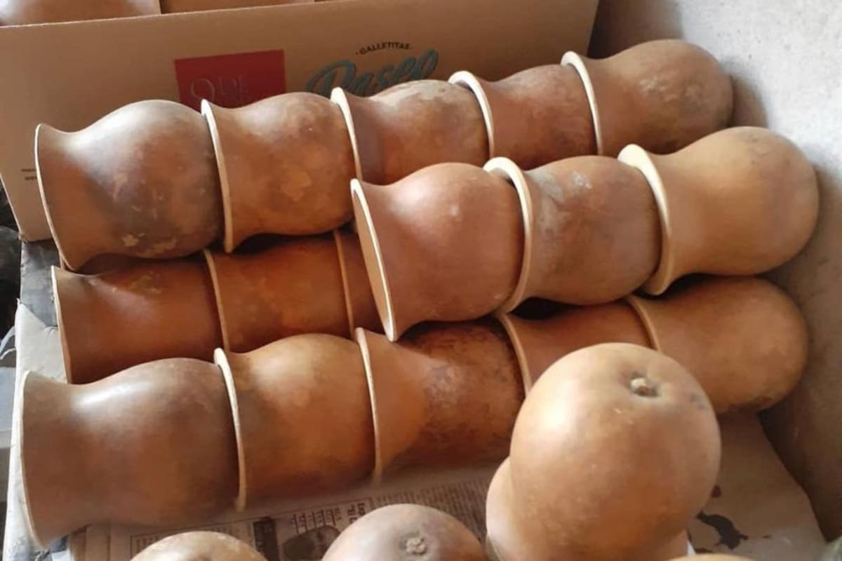 Los mates son de calabaza forrados en cuero, los que son menos comunes en España.