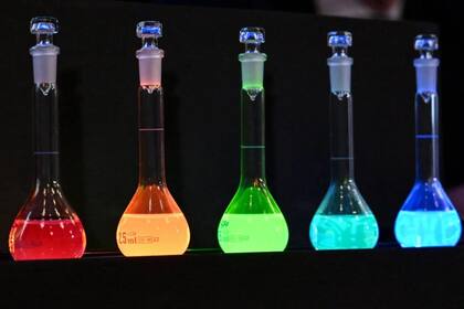 Los matraces de laboratorio se utilizan como explicación durante el anuncio de los ganadores del Premio Nobel de Química 2023. Foto: AFP