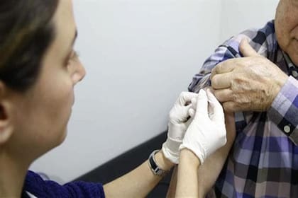 La campaña de vacunación antigripal en los vacunatorios porteños se organizó con turnos como durante la pandemia de Covid