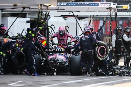 Los mecánicos de Alpine trabajan durante un pitstop de Pierre Gasly en el Gran Premio de Mónaco; cinco pilotos fueron sancionados por exceder el límite de velocidad en el pitlane