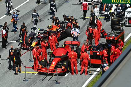 Los mecánicos de Ferrari alistan el auto de Vettel antes de la largada del Gran Premio de Austria; un motor sin potencia y un paquete aerodinámico deficiente generan escasas esperanzas
