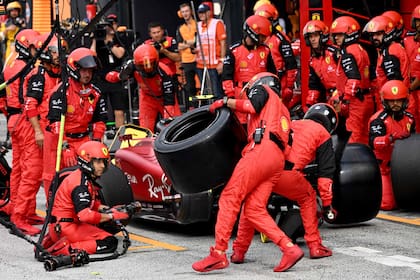 Los mecánicos de Ferrari se olvidaron en el box el neumático trasero izquierdo del monoplaza de Carlos Sainz