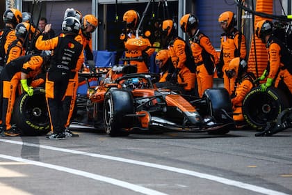 Los mecánicos de McLaren cumplen con la penalización de cinco segundos que recibió Oscar Piastri en el Gran Premio de Mónaco; el equipo con sede en Woking se unió a los reclamos a la FIA para recuperar el cuarto puesto