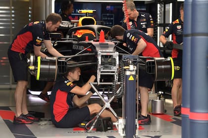 Los mecánicos de Red Bull trabajan en los boxes de Melbourne; apenas unas horas antes del momento de comienzo de la actividad, supieron que no habría Gran Premio de Australia.