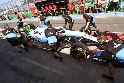 Los mecánicos del equipo de Grove acompañan al británico Russell; el GP de Australia ventiló las limitaciones de Williams, que intentará recuperarse en Bahrein