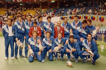 Los medallistas de bronce argentinos de Seúl '88: Daniel Castellani y su bigote inconfundible está parado (el cuarto desde la derecha)