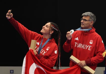 Los medallistas de plata Sevval Ilayda Tarhan y Yusuf Dikec del equipo Turkiye posan en el podio durante la ceremonia de entrega de medallas por equipos mixtos de tiro con pistola de aire 10 m el cuarto día de los Juegos Olímpicos París 2024 en el centro de tiro de Chateauroux
