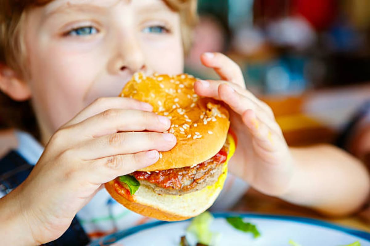 Los medallones de carne picada, como los que se utilizan para las hamburguesas, deben cocinarse a más de 70 grados, y estar bien cocidas en su interior