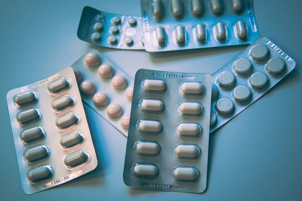 Los medicamentos eliminados van desde analgésicos, antibióticos y antivirales o anticonceptivos hormonales hasta vacunas o un broncodilatador, entre otras terapias