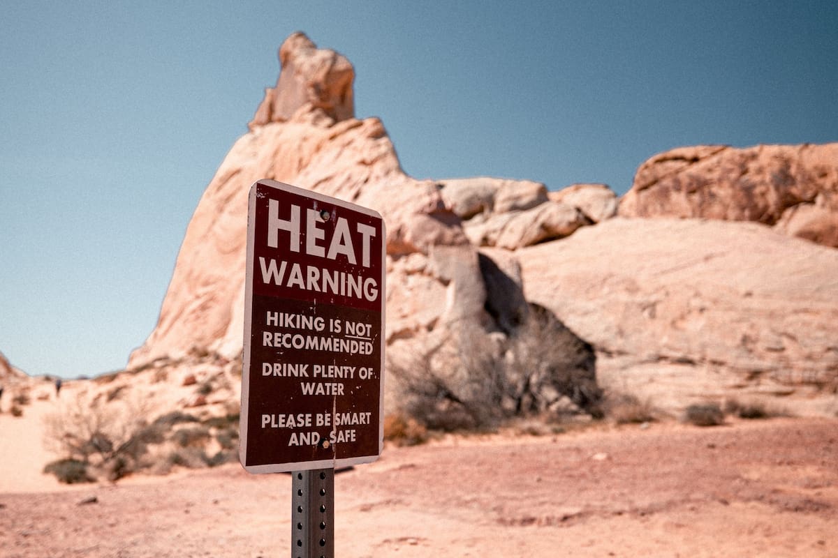 Los médicos aconsejan evitar actividades al aire libre, además de mantenerse hidratado y fresco durante las olas de calor extremo, como la que atraviesa parte de EE.UU.