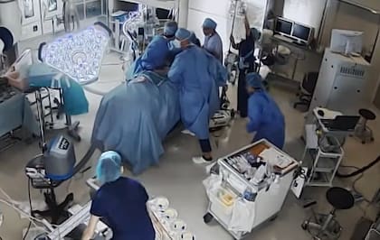 Los médicos continuaron la operación luego del terremoto