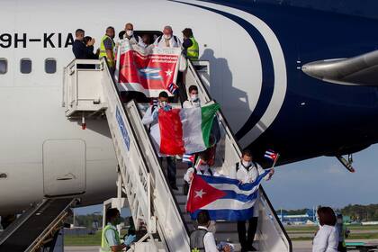 Los médicos cubanos llegan a La Habana después de su misión en Lombardía, Italia, en donde estuvieron semanas ayudando a curar a las personas infectadas de coronavirus