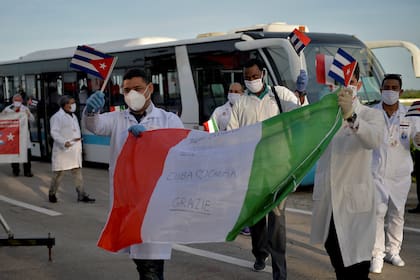 Los médicos cubanos llegan a La Habana después de su misión en Lombardía, Italia, en donde estuvieron semanas ayudando a curar a las personas infectadas de coronavirus