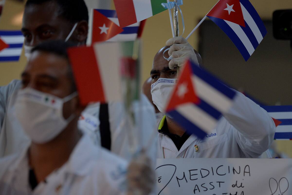 Los médicos cubanos llegan a La Habana después de su misión en Lombardía, Italia, en donde estuvieron semanas ayudando a curar a las personas infectadas de coronavirus