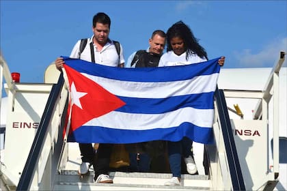 Los médicos cubanos que trabajan en misiones fuera de su país enfrentan cancelaciones de convenios en Latinoamérica en medio de la crisis