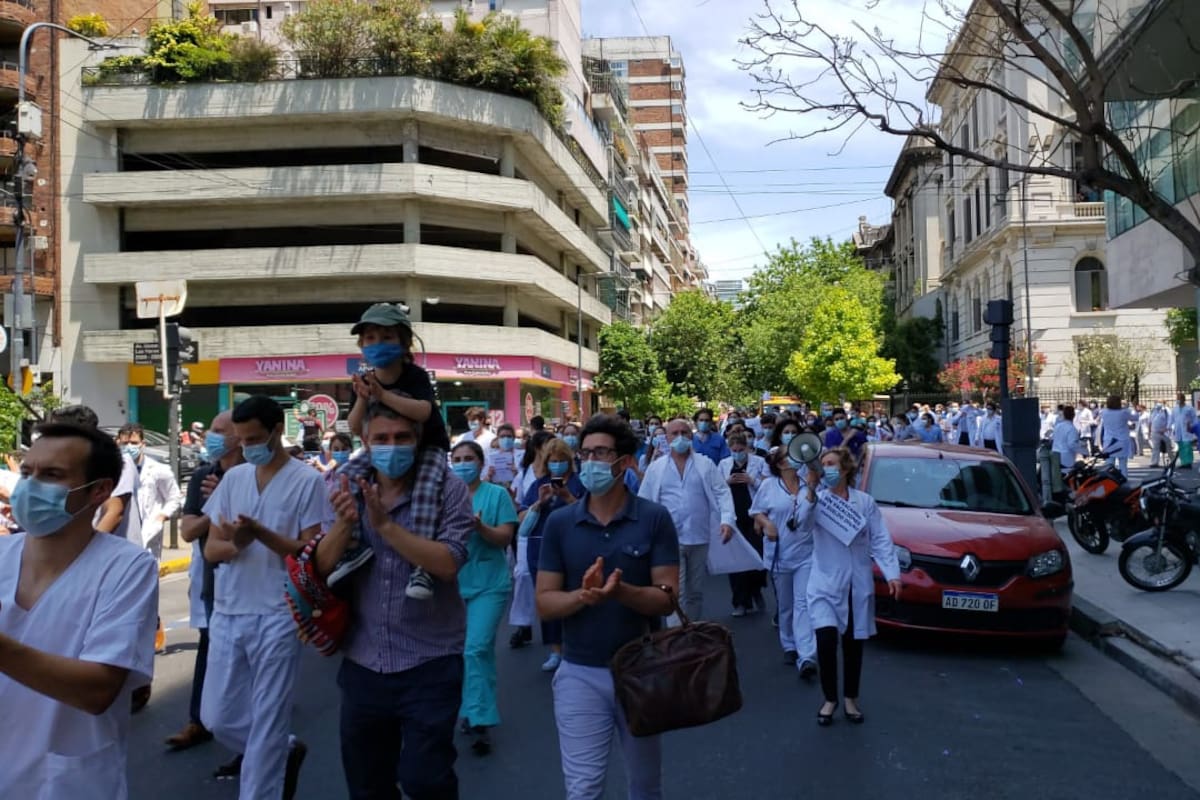Los médicos de hospitales porteños salieron a las calles para reclamar una mejora salarial como esenciales