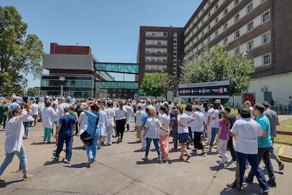Los médicos del Posadas comenzaron hoy un paro por 48 horas y marcharon dentro del hospital; se movilizarán mañana al centro porteño