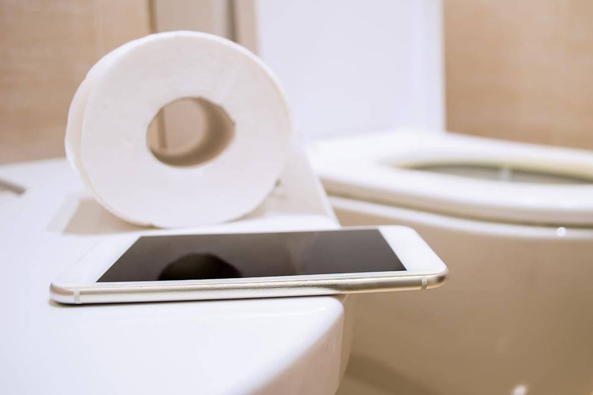 Los médicos desaconsejan estar durante mucho tiempo con el celular en el baño.