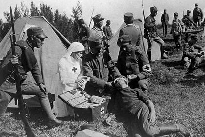 Los médicos desplegados junto a las tropas en combate contaban con unos recursos limitados para atenderlas.