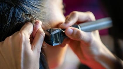 Los médicos pueden mirar el interior de nuestro oído con un otoscopio