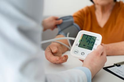 Los médicos recomienda la medición de la presión con los sistemas electrónicos digitales
