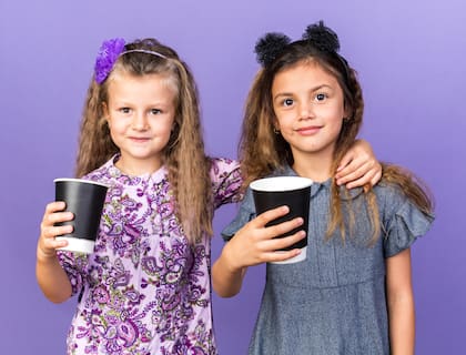 Los médicos recomiendan no tener bebidas o alimentos ricos en cafeína en el hogar para evitar el deseo de los infantes