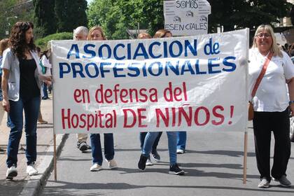 Los médicos también marcharon al Ministerio de Salud provincial