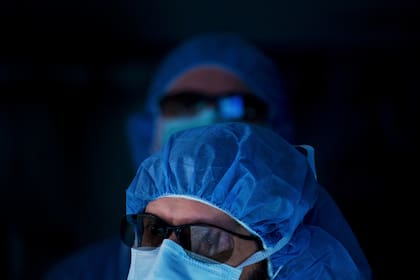 Los médicos usan anteojos que les permiten ver en 3D la información que les proporciona el microscopio