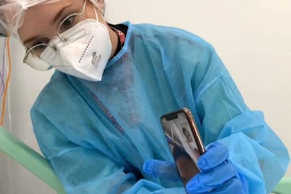 Los médicos usan teléfonos móviles para que los menores puedan verse con sus familiares