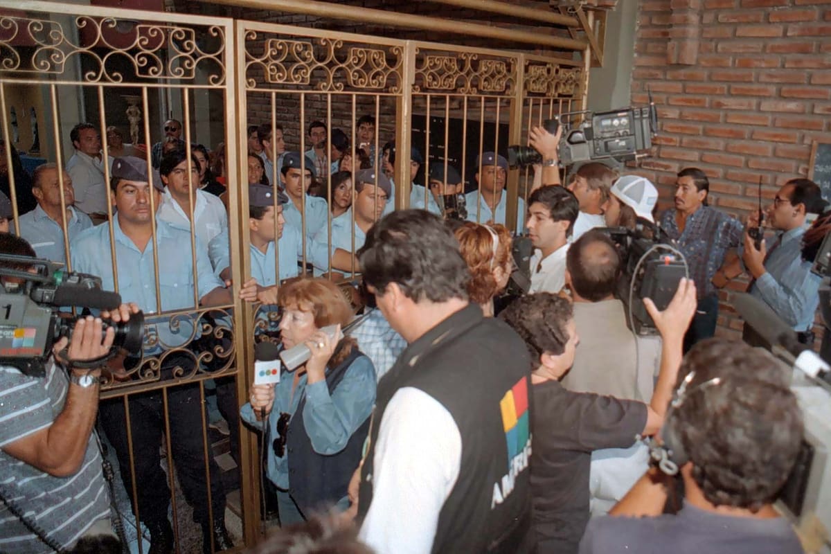 Los medios fueron impedidos a entrar a la sala de audiencias después del escandaloso gesto entre los jueces
