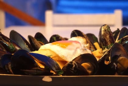 Los mejillones con huevo de Arrai Beach Bar