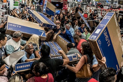 Los mejores descuentos de Black Friday suelen estar en juguetes, artículos para el hogar, electrodomésticos, y tecnología (Associated Press)