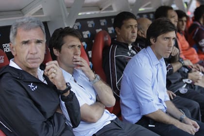 Los Mellizo llegan con su equipo de trabajo