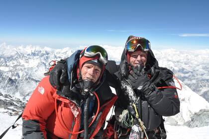 Los mellizos Damián y Willie Benegas en uno de sus expediciones en los Himalaya
