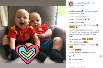 Los mellizos de la famosa pareja con la remera de la selección española