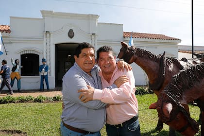 Los mellizos Orellana, en la réplica de la Casa de Tucumán que montaron sobre la ruta 38, en Famaillá