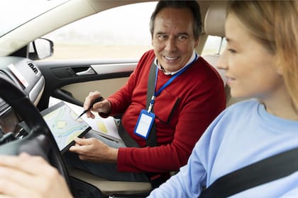 Los menores de edad deberán de cumplir con horas de práctica al volante certificadas por un padre o tutor, como parte de las leyes del estado para los nuevos residentes
