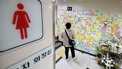 Los mensajes en notas adhesivas dejados en el lugar del asesinato de una trabajadora del metro en 2022 expresan la ira y el miedo de la gente.