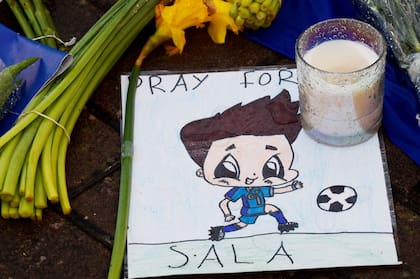 Los mensajes para Emiliano Sala en el estadio de Cardiff
