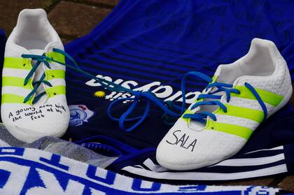 Los mensajes para Emiliano Sala en la puerta del estadio de Cardiff
