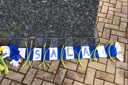 Los mensajes que le dejaron a Emiliano Sala en la puerta del estadio